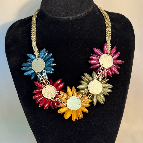 Floral statement‎ necklace and stretch band ring 16" adjustable gold toned chain - Picture 4 of 5